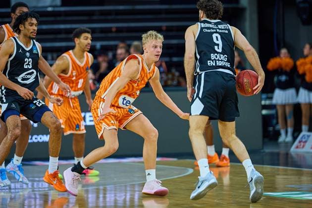 Teo Milicic ratiopharm ulm, 44 focused on the ball from William McDonwell White Cosea JL Bourg en Bresse, 09 GER, ratiopharm ulm vs Cosea JL Bourg en Bresse, Basketball, Matchday 7, BKT EuroCup, 2025 2026 season, 11 11 2025 GER, ratiopharm ulm vs Cosea JL Bourg en Bresse, Basketball, Matchday 7, BKT EuroCup, 2025 2026 season, 11 11 2025 Neu Ulm Copyright: xEibner-Pressefoto GeraldxOelze-dexStoppanyx EP_ODS