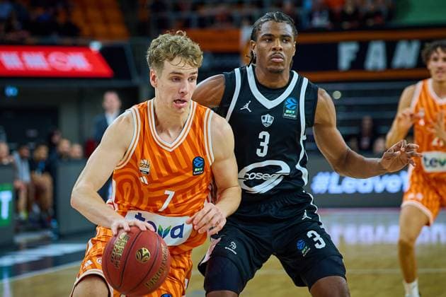 duel, duel between Tobias Jensen ratiopharm ulm, 07 and Assemian Moulare Cosea JL Bourg en Bresse, 03 GER, ratiopharm ulm vs Cosea JL Bourg en Bresse, basketball, matchday 7, BKT EuroCup, 2025 2026 season, 11 11 2025 GER, ratiopharm ulm vs Cosea JL Bourg en Bresse, basketball, matchday 7, BKT EuroCup, 2025 2026 season, 11 11 2025 Neu Ulm Copyright: xEibner-Pressefoto GeraldxOelze-dexStoppanyx EP_ODS