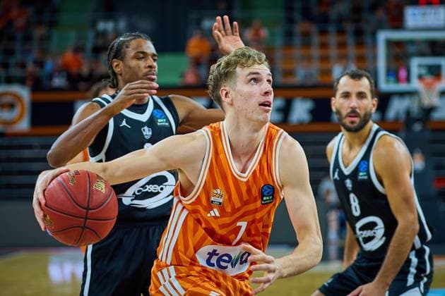 Tobias Jensen ratiopharm ulm, 07 sits down Dunking, Dunk, from rch GER, ratiopharm ulm vs Cosea JL Bourg en Bresse, Basketball, Matchday 7, BKT EuroCup, 2025 2026 season, 11 11 2025 GER, ratiopharm ulm vs Cosea JL Bourg en Bresse, Basketball, Matchday 7, BKT EuroCup, 2025 2026 season, 11 11 2025 New Ulm Copyright: xEibner-Pressefoto GeraldxOelze-dexStoppanyx EP_ODS