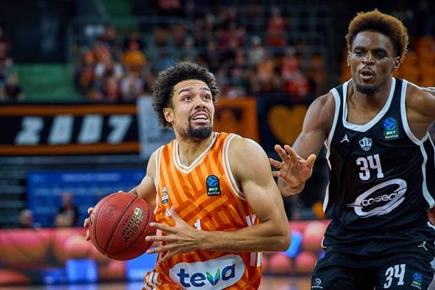 duel, duel between Len Schoormann ratiopharm ulm, 01 and Kevin Kokila Cosea JL Bourg en Bresse, 34 GER, ratiopharm ulm vs Cosea JL Bourg en Bresse, Basketball, Matchday 7, BKT EuroCup, Season 2025 2026, 11 11 2025 GER, ratiopharm ulm vs Cosea JL Bourg en Bresse, Basketball, Matchday 7, BKT EuroCup, Season 2025 2026, 11 11 2025 Neu Ulm Copyright: xEibner-Pressefoto GeraldxOelze-dexStoppanyx EP_ODS