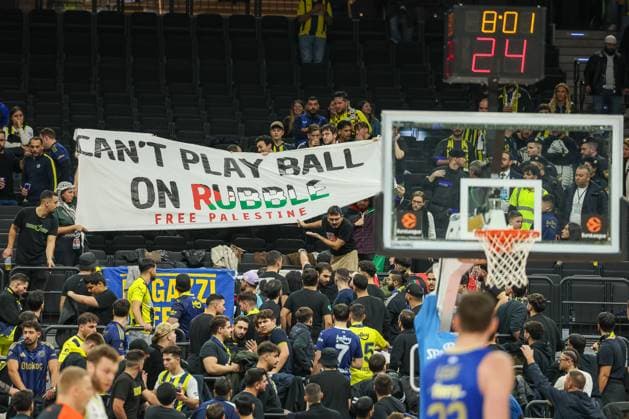 Banner with the inscription Free Palestine behind the fan block of Fenerbahce Istanbul, activists, police deployment, GER, Fenerbahce Beko Istanbul vs Maccabi Rapyd Tel Aviv, Basketball, Euroleague, Matchday 10, Season 2025 2026, 11 11 2025, GER, Fenerbahce Beko Istanbul vs Maccabi Rapyd Tel Aviv, Basketball, Euroleague, Matchday 10, Season 2025 2026, 11 11 2025 Munich Copyright: xEibner-Pressefoto JennixMaulx EP_JML