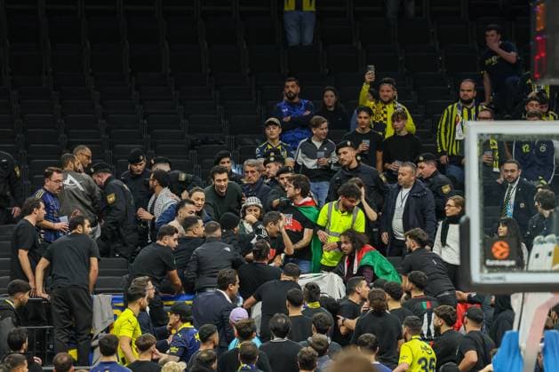 Free Palestine activists behind the fan block of Fenerbahce Istanbul, police deployment, GER, Fenerbahce Beko Istanbul vs Maccabi Rapyd Tel Aviv, Basketball, Euroleague, Matchday 10, 2025 2026 season, 11 11 2025, GER, Fenerbahce Beko Istanbul vs Maccabi Rapyd Tel Aviv, Basketball, Euroleague, Matchday 10, 2025 2026 season, 11 11 2025 Munich Copyright: xEibner-Pressefoto JennixMaulx EP_JML