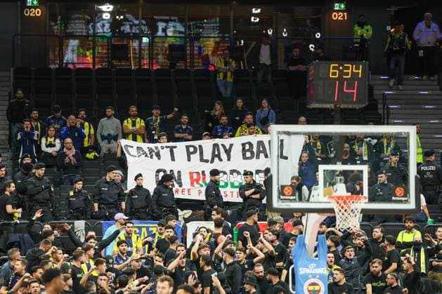 Free Palestine activists with banner behind the fan block of Fenerbahce Istanbul, police deployment, GER, Fenerbahce Beko Istanbul vs Maccabi Rapyd Tel Aviv, Basketball, Euroleague, Matchday 10, Season 2025 2026, 11 11 2025, GER, Fenerbahce Beko Istanbul vs Maccabi Rapyd Tel Aviv, Basketball, Euroleague, Matchday 10, Season 2025 2026, 11 11 2025 Munich Copyright: xEibner-Pressefoto JennixMaulx EP_JML