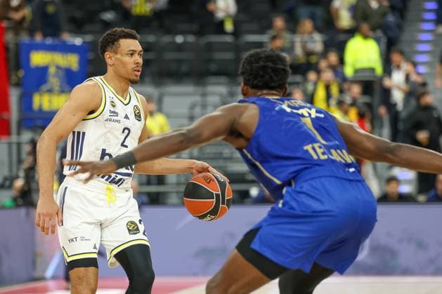 Wade Baldwin Fenerbahce Beko Istanbul, 02 with ball with Jaylen Hoard Maccabi Rapyd Tel Aviv, 01 , GER, Fenerbahce Beko Istanbul vs Maccabi Rapyd Tel Aviv, Basketball, Euroleague, Matchday 10, 2025 2026 season, 11 11 2025, GER, Fenerbahce Beko Istanbul vs Maccabi Rapyd Tel Aviv, Basketball, Euroleague, Matchday 10, 2025 2026 season, 11 11 2025 Munich Copyright: xEibner-Pressefoto JennixMaulx EP_JML