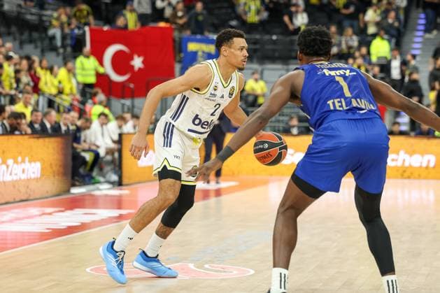 Wade Baldwin Fenerbahce Beko Istanbul, 02 with ball with Jaylen Hoard Maccabi Rapyd Tel Aviv, 01 , GER, Fenerbahce Beko Istanbul vs Maccabi Rapyd Tel Aviv, Basketball, Euroleague, Matchday 10, 2025 2026 season, 11 11 2025, GER, Fenerbahce Beko Istanbul vs Maccabi Rapyd Tel Aviv, Basketball, Euroleague, Matchday 10, 2025 2026 season, 11 11 2025 Munich Copyright: xEibner-Pressefoto JennixMaulx EP_JML