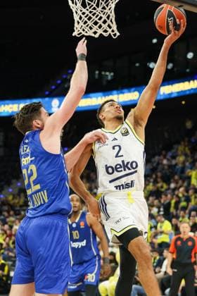 Wade Baldwin Fenerbahce Beko Istanbul, 02 with ball at the basket with TJ Leaf Maccabi Rapyd Tel Aviv, 22 , GER, Fenerbahce Beko Istanbul vs Maccabi Rapyd Tel Aviv, Basketball, Euroleague, Matchday 10, Season 2025 2026, 11 11 2025, GER, Fenerbahce Beko Istanbul vs Maccabi Rapyd Tel Aviv, Basketball, Euroleague, Matchday 10, Season 2025 2026, 11 11 2025 Muenchen Copyright: xEibner-Pressefoto JennixMaulx EP_JML