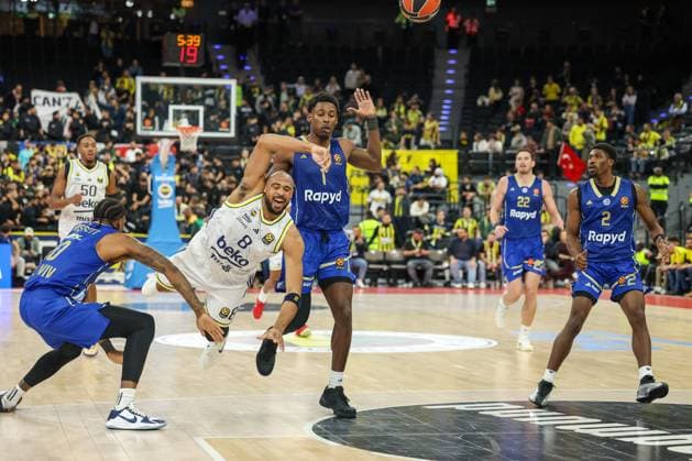 Talen Horton Tucker Fenerbahce Beko Istanbul, 08 in case with Jaylen Hoard Maccabi Rapyd Tel Aviv, 01 and OShae J Brissett Maccabi Rapyd Tel Aviv, 10 , with Jimmy Clark Maccabi Rapyd Tel Aviv, 02 , GER, Fenerbahce Beko Istanbul vs Maccabi Rapyd Tel Aviv, Basketball, Euroleague, Matchday 10, Season 2025 2026, 11 11 2025, GER, Fenerbahce Beko Istanbul vs Maccabi Rapyd Tel Aviv, Basketball, Euroleague, Matchday 10, Season 2025 2026, 11 11 2025 Muenchen Copyright: xEibner-Pressefoto JennixMaulx EP_JML