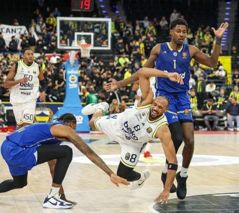 Talen Horton Tucker Fenerbahce Beko Istanbul, 08 in case with Jaylen Hoard Maccabi Rapyd Tel Aviv, 01 and OShae J Brissett Maccabi Rapyd Tel Aviv, 10 , GER, Fenerbahce Beko Istanbul vs Maccabi Rapyd Tel Aviv, Basketball, Euroleague, Matchday 10, Season 2025 2026, 11 11 2025, GER, Fenerbahce Beko Istanbul vs Maccabi Rapyd Tel Aviv, Basketball, Euroleague, Matchday 10, Season 2025 2026, 11 11 2025 Muenchen Copyright: xEibner-Pressefoto JennixMaulx EP_JML