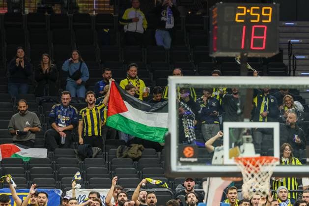 Palestine flag on the grandstand, GER, Fenerbahce Beko Istanbul vs Maccabi Rapyd Tel Aviv, Basketball, Euroleague, Matchday 10, Season 2025 2026, 11 11 2025, GER, Fenerbahce Beko Istanbul vs Maccabi Rapyd Tel Aviv, Basketball, Euroleague, Matchday 10, Season 2025 2026, 11 11 2025 Munich Copyright: xEibner-Pressefoto JennixMaulx EP_JML