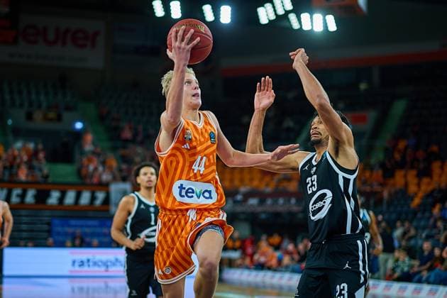 duel, duel between Teo Milicic ratiopharm ulm, 44 and Rickardo Lindo Cosea JL Bourg en Bresse, 23 GER, ratiopharm ulm vs Cosea JL Bourg en Bresse, basketball, matchday 7, BKT EuroCup, season 2025 2026, 11 11 2025 GER, ratiopharm ulm vs Cosea JL Bourg en Bresse, basketball, matchday 7, BKT EuroCup, season 2025 2026, 11 11 2025 Neu Ulm Copyright: xEibner-Pressefoto GeraldxOelze-dexStoppanyx EP_ODS