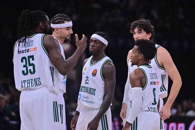 BASKET : Paris Basket vs Panathinaikos - Euroleague - 11 11 2025 TJ SHORTS ( 0 - Panathinaikos ) talks with JUANCHO HERNANGOMEZ ( 41 - Panathinaikos ) and Panathinaikos players during the Euroleague match between Paris Basketball and Panathinaikos AKTOR Athens at Accor Arena on November 11, 2025 in Paris, France. ( Photo by federico pestellini PSNewz ) - ParisFrance  Copyright: xFedericoxPestellinix
