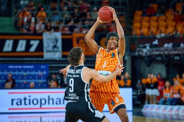 duel, duel between William McDonwell White Cosea JL Bourg en Bresse, 09 and Mohamed Diakite ratiopharm ulm, 05 GER, ratiopharm ulm vs Cosea JL Bourg en Bresse, basketball, matchday 7, BKT EuroCup, 2025 2026 season, 11 11 2025 GER, ratiopharm ulm vs Cosea JL Bourg en Bresse, basketball, matchday 7, BKT EuroCup, 2025 2026 season, 11 11 2025 Neu Ulm Copyright: xEibner-Pressefoto GeraldxOelze-dexStoppanyx EP_ODS