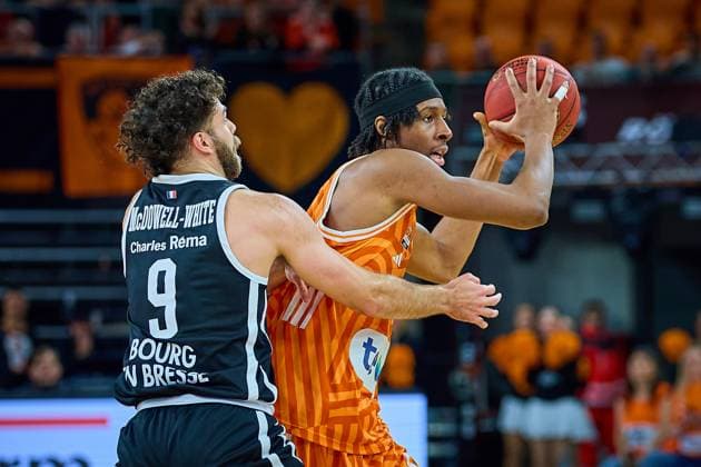 duel, duel between William McDonwell White Cosea JL Bourg en Bresse, 09 and Mohamed Diakite ratiopharm ulm, 05 GER, ratiopharm ulm vs Cosea JL Bourg en Bresse, basketball, matchday 7, BKT EuroCup, 2025 2026 season, 11 11 2025 GER, ratiopharm ulm vs Cosea JL Bourg en Bresse, basketball, matchday 7, BKT EuroCup, 2025 2026 season, 11 11 2025 Neu Ulm Copyright: xEibner-Pressefoto GeraldxOelze-dexStoppanyx EP_ODS