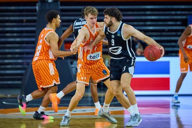 duel, duel between Tobias Jensen ratiopharm ulm, 07 and William McDonwell White Cosea JL Bourg en Bresse, 09 GER, ratiopharm ulm vs Cosea JL Bourg en Bresse, basketball, match day 7, BKT EuroCup, 2025 2026 season, 11 11 2025 GER, ratiopharm ulm vs Cosea JL Bourg en Bresse, basketball, match day 7, BKT EuroCup, 2025 2026 season, 11 11 2025 Neu Ulm Copyright: xEibner-Pressefoto GeraldxOelze-dexStoppanyx EP_ODS
