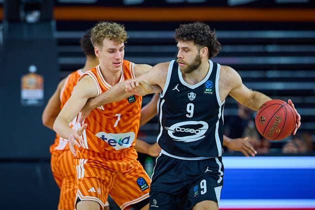 duel, duel between Tobias Jensen ratiopharm ulm, 07 and William McDonwell White Cosea JL Bourg en Bresse, 09 GER, ratiopharm ulm vs Cosea JL Bourg en Bresse, basketball, match day 7, BKT EuroCup, 2025 2026 season, 11 11 2025 GER, ratiopharm ulm vs Cosea JL Bourg en Bresse, basketball, match day 7, BKT EuroCup, 2025 2026 season, 11 11 2025 Neu Ulm Copyright: xEibner-Pressefoto GeraldxOelze-dexStoppanyx EP_ODS