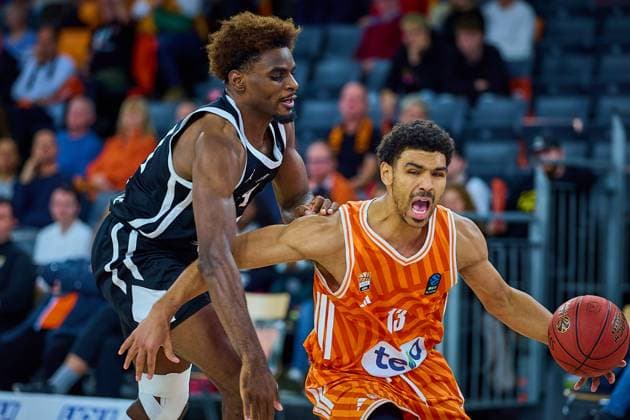 duel, duel between Kevin Kokila Cosea JL Bourg en Bresse, 34 and Mark Smith ratiopharm ulm, 13 GER, ratiopharm ulm vs Cosea JL Bourg en Bresse, basketball, match day 7, BKT EuroCup, 2025 2026 season, 11 11 2025 GER, ratiopharm ulm vs Cosea JL Bourg en Bresse, basketball, match day 7, BKT EuroCup, 2025 2026 season, 11 11 2025 Neu Ulm Copyright: xEibner-Pressefoto GeraldxOelze-dexStoppanyx EP_ODS