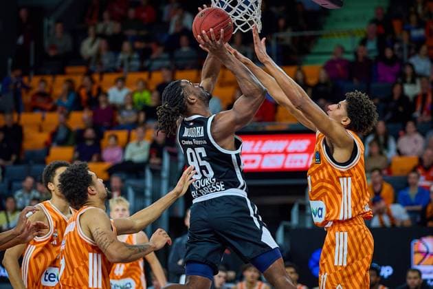duel, duel between Adam Mokoka Cosea JL Bourg en Bresse, 95 and Meissa Faye ratiopharm ulm, 11 GER, ratiopharm ulm vs Cosea JL Bourg en Bresse, basketball, matchday 7, BKT EuroCup, 2025 2026 season, 11 11 2025 GER, ratiopharm ulm vs Cosea JL Bourg en Bresse, basketball, matchday 7, BKT EuroCup, 2025 2026 season, 11 11 2025 Neu Ulm Copyright: xEibner-Pressefoto GeraldxOelze-dexStoppanyx EP_ODS