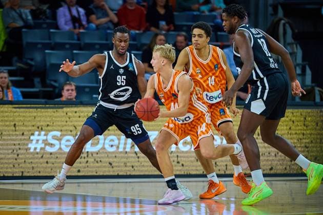 Adam Mokoka Cosea JL Bourg en Bresse, 95 , Teo Milicic ratiopharm ulm, 44 , Endurance Aiyamenkhue ratiopharm ulm, 14 and Yvann Mbaya Cosea JL Bourg en Bresse, 20b GER, ratiopharm ulm vs Cosea JL Bourg en Bresse, Basketball, Matchday 7, BKT EuroCup, Season 2025 2026, 11 11 2025 GER, ratiopharm ulm vs Cosea JL Bourg en Bresse, Basketball, Matchday 7, BKT EuroCup, Season 2025 2026, 11 11 2025 New Ulm Copyright: xEibner-Pressefoto GeraldxOelze-dexStoppanyx EP_ODS