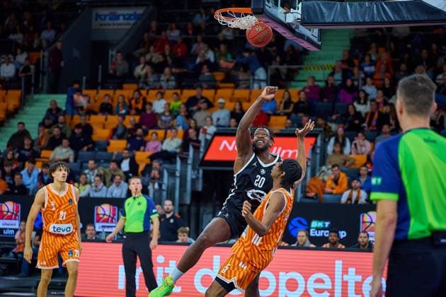 duel, duel under the basket between Yvann Mbaya Cosea JL Bourg en Bresse, 20b and Mohamed Diakite ratiopharm ulm, 05 GER, ratiopharm ulm vs Cosea JL Bourg en Bresse, Basketball, 7 Matchday, BKT EuroCup, Season 2025 2026, 11 11 2025 GER, ratiopharm ulm vs Cosea JL Bourg en Bresse, Basketball, 7 Matchday, BKT EuroCup, Season 2025 2026, 11 11 2025 New Ulm Copyright: xEibner-Pressefoto GeraldxOelze-dexStoppanyx EP_ODS