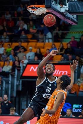 duel, duel under the basket between Yvann Mbaya Cosea JL Bourg en Bresse, 20b and Mohamed Diakite ratiopharm ulm, 05 GER, ratiopharm ulm vs Cosea JL Bourg en Bresse, Basketball, 7 Matchday, BKT EuroCup, Season 2025 2026, 11 11 2025 GER, ratiopharm ulm vs Cosea JL Bourg en Bresse, Basketball, 7 Matchday, BKT EuroCup, Season 2025 2026, 11 11 2025 New Ulm Copyright: xEibner-Pressefoto GeraldxOelze-dexStoppanyx EP_ODS