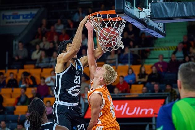 Dunk by Rickardo Lindo Cosea JL Bourg en Bresse, 23 against Teo Milicic ratiopharm ulm, 44 GER, ratiopharm ulm vs Cosea JL Bourg en Bresse, Basketball, Matchday 7, BKT EuroCup, Season 2025 2026, 11 11 2025 GER, ratiopharm ulm vs Cosea JL Bourg en Bresse, Basketball, Matchday 7, BKT EuroCup, Season 2025 2026, 11 11 2025 Neu Ulm Copyright: xEibner-Pressefoto GeraldxOelze-dexStoppanyx EP_ODS