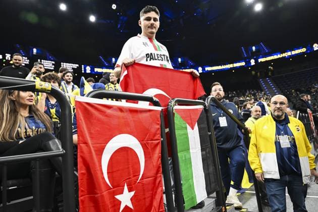 Fenerbahce Beko v Maccabi Rapyd Tel Aviv - EuroLeague MUNICH, GERMANY – NOVEMBER 11: Fenerbahce supporters display Palestinian flags and show support for Palestine during the EuroLeague Week 10 basketball game between Fenerbahce Beko and Maccabi Rapyd Tel Aviv at BMW Park in Munich, Germany, on November 11, 2025. Halil Sagirkaya Anadolu Munich Germany. Editorial use only. Please get in touch for any other usage.  Copyright: x2025xAnadoluxHalilxSagirkayax