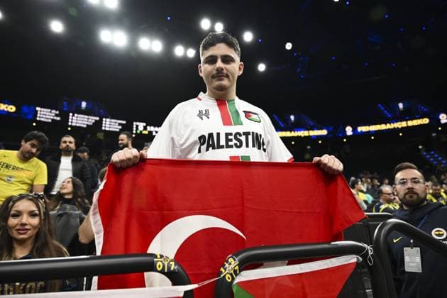 Fenerbahce Beko v Maccabi Rapyd Tel Aviv - EuroLeague MUNICH, GERMANY – NOVEMBER 11: Fenerbahce supporters display Palestinian flags and show support for Palestine during the EuroLeague Week 10 basketball game between Fenerbahce Beko and Maccabi Rapyd Tel Aviv at BMW Park in Munich, Germany, on November 11, 2025. Halil Sagirkaya Anadolu Munich Germany. Editorial use only. Please get in touch for any other usage.  Copyright: x2025xAnadoluxHalilxSagirkayax