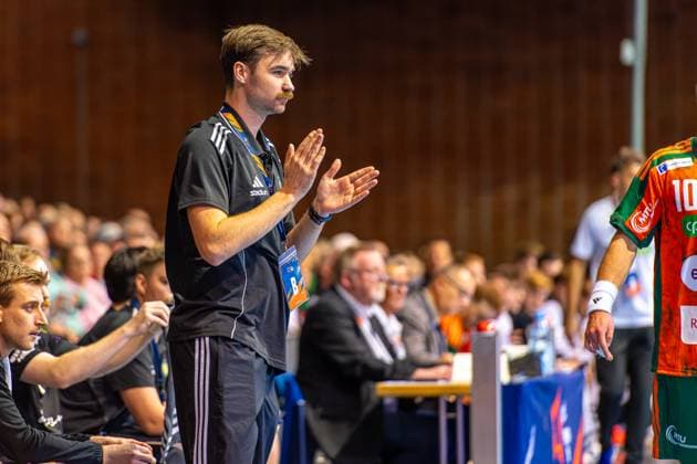 Linus Ekman IK Sävehof, Nr Head coach L R , TSV Hannover Burgdorf orange against IK Sävehof black 3 Matchday of Group Matches EHF European League 2025 2026 11 11 2025, Swiss Life Hall Hannover, GER , Copyright: xJanxGuentherx xTSVxHannover-Burgdorfx