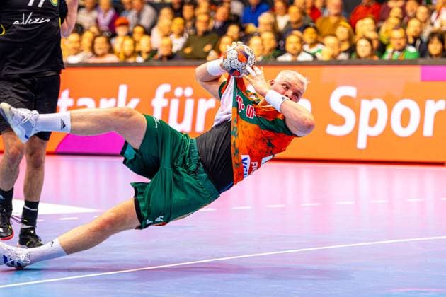 Justus Fischer TSV Hannover Burgdorf, Nr 54 L R , TSV Hannover Burgdorf orange against IK Sävehof black 3 Matchday of Group Matches EHF European League 2025 2026 11 11 2025, Swiss Life Hall Hannover, GER , Copyright: xJanxGuentherx xTSVxHannover-Burgdorfx