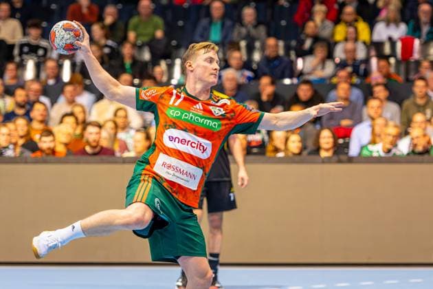 August Pedersen TSV Hannover Burgdorf, Nr 17 L R , TSV Hannover Burgdorf orange against IK Sävehof black 3 Matchday of Group Matches EHF European League 2025 2026 11 11 2025, Swiss Life Hall Hannover, GER , Copyright: xJanxGuentherx xTSVxHannover-Burgdorfx