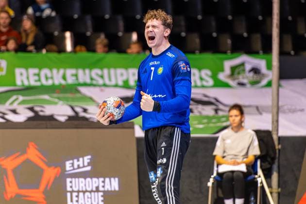 Oscar Sävinger IK Sävehof, Nr 1 L R , TSV Hannover Burgdorf orange against IK Sävehof black 3 Matchday of Group Matches EHF European League 2025 2026 11 11 2025, Swiss Life Hall Hannover, GER , Copyright: xJanxGuentherx xTSVxHannover-Burgdorfx
