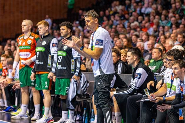 Christian Prokop TSV Hannover Burgdorf, Coach L R , TSV Hannover Burgdorf orange against IK Sävehof black 3 Matchday of Group Matches EHF European League 2025 2026 11 11 2025, Swiss Life Hall Hannover, GER , Copyright: xJanxGuentherx xTSVxHannover-Burgdorfx