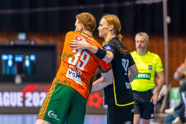 Lukas Stutzke TSV Hannover Burgdorf, Nr 39 Truls Eirik Grotta IK Sävehof, Nr 90 L R , TSV Hannover Burgdorf orange against IK Sävehof black 3 Matchday of Group Matches EHF European League 2025 2026 11 11 2025, Swiss Life Hall Hannover, GER , Copyright: xJanxGuentherx xTSVxHannover-Burgdorfx