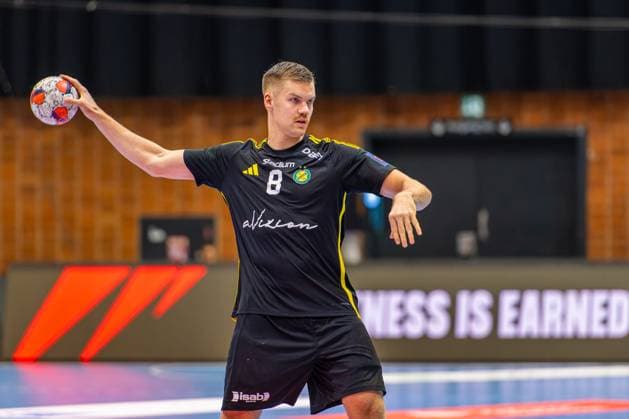 Birgir Steinn Jonsson IK Sävehof, Nr 8 L R , TSV Hannover Burgdorf orange against IK Sävehof black 3 Matchday of Group Matches EHF European League 2025 2026 11 11 2025, Swiss Life Hall Hannover, GER , Copyright: xJanxGuentherx xTSVxHannover-Burgdorfx
