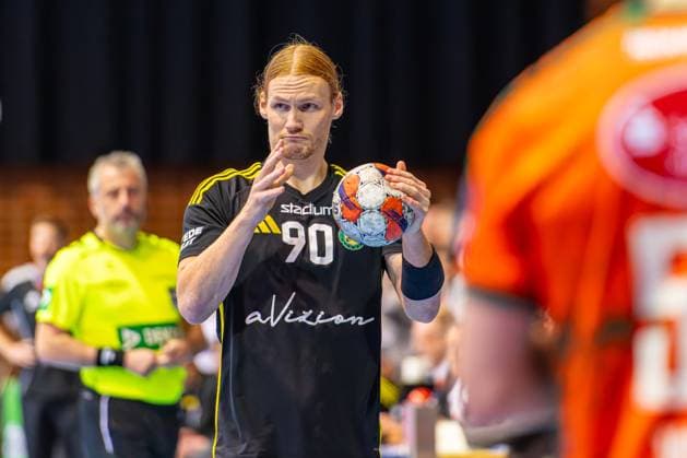 Truls Eirik Grotta IK Sävehof, Nr 90 L R , TSV Hannover Burgdorf orange against IK Sävehof black 3 Matchday of Group Matches EHF European League 2025 2026 11 11 2025, Swiss Life Hall Hannover, GER , Copyright: xJanxGuentherx xTSVxHannover-Burgdorfx