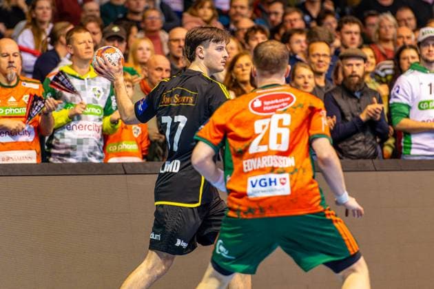 Jesper Roisland IK Sävehof, Nr 77 L R , TSV Hannover Burgdorf orange against IK Sävehof black 3 Matchday of Group Matches EHF European League 2025 2026 11 11 2025, Swiss Life Hall Hannover, GER , Copyright: xJanxGuentherx xTSVxHannover-Burgdorfx