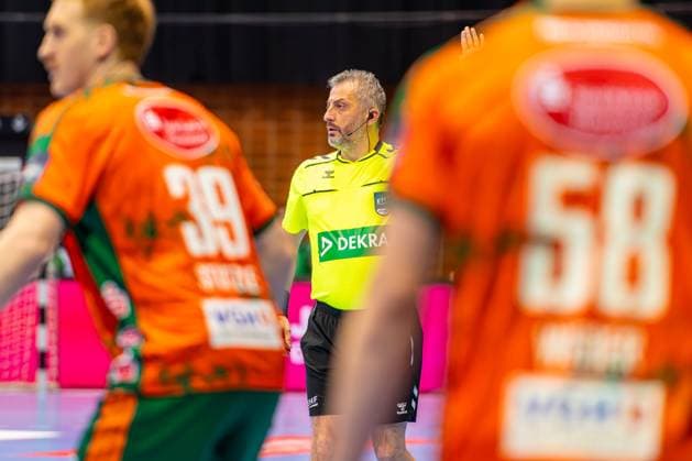L R , TSV Hannover Burgdorf orange against IK Sävehof black 3 Matchday of Group Matches EHF European League 2025 2026 11 11 2025, Swiss Life Hall Hannover, GER , Copyright: xJanxGuentherx xTSVxHannover-Burgdorfx