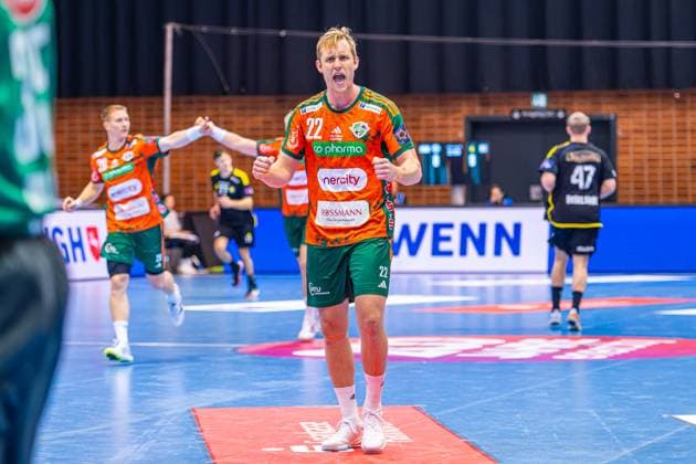 Marian Michalczik TSV Hannover Burgdorf, Nr 22 L R , TSV Hannover Burgdorf orange against IK Sävehof black 3 Matchday of Group Matches EHF European League 2025 2026 11 11 2025, Swiss Life Hall Hannover, GER , Copyright: xJanxGuentherx xTSVxHannover-Burgdorfx