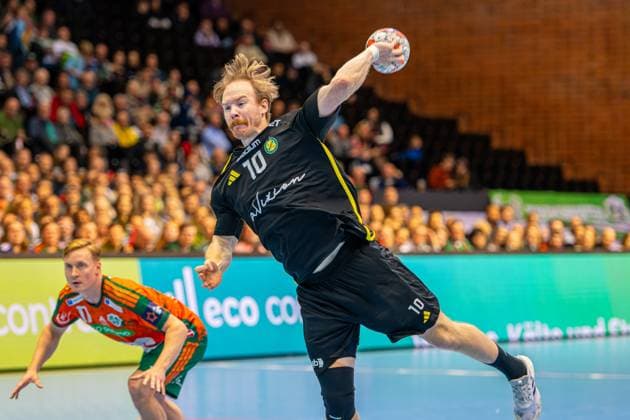 Magnus Persson IK Sävehof, Nr 10 L R , TSV Hannover Burgdorf orange against IK Sävehof black 3 Matchday of Group Matches EHF European League 2025 2026 11 11 2025, Swiss Life Hall Hannover, GER , Copyright: xJanxGuentherx xTSVxHannover-Burgdorfx