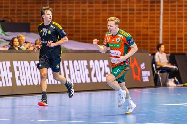 August Pedersen TSV Hannover Burgdorf, Nr 17 L R , TSV Hannover Burgdorf orange against IK Sävehof black 3 Matchday of Group Matches EHF European League 2025 2026 11 11 2025, Swiss Life Hall Hannover, GER , Copyright: xJanxGuentherx xTSVxHannover-Burgdorfx