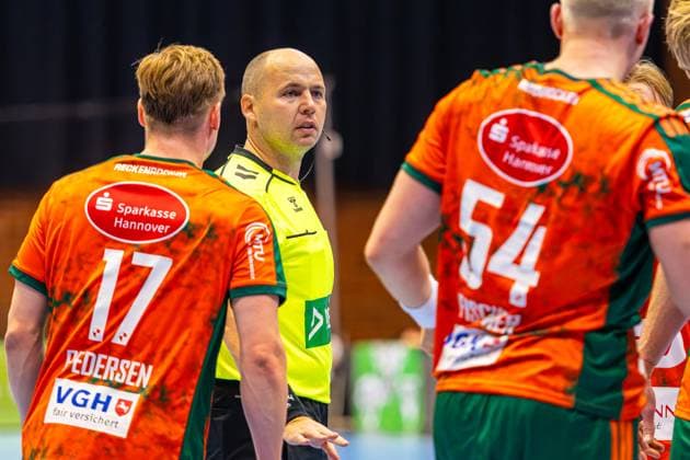 Miljan Vesovic Referee L R , TSV Hannover Burgdorf orange against IK Sävehof black 3 Matchday of Group Matches EHF European League 2025 2026 11 11 2025, Swiss Life Hall Hannover, GER , Copyright: xJanxGuentherx xTSVxHannover-Burgdorfx