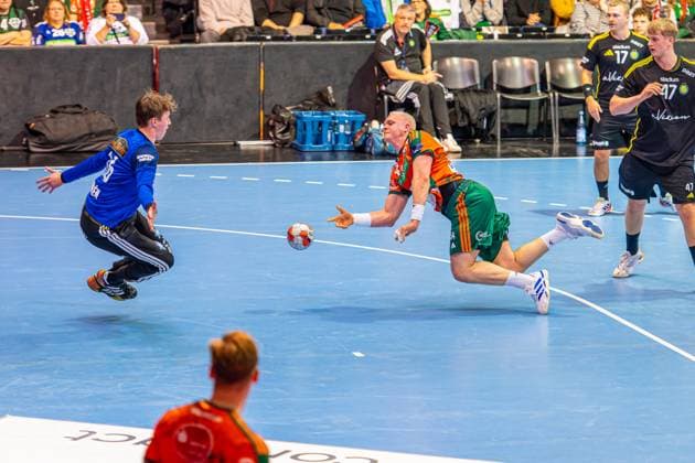Arvid NorÃ n IK Sävehof, Nr 16 Justus Fischer TSV Hannover Burgdorf, Nr 54 L R , TSV Hannover Burgdorf orange against IK Sävehof black 3 Matchday of Group Matches EHF European League 2025 2026 11 11 2025, Swiss Life Hall Hannover, GER , Copyright: xJanxGuentherx xTSVxHannover-Burgdorfx