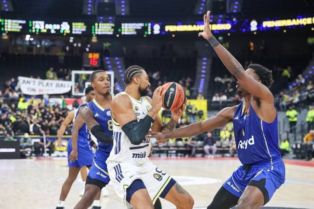 Khem Birch Fenerbahce Beko Istanbul, 92 with ball with Lonnie Walker Maccabi Rapyd Tel Aviv, 08 and Jaylen Hoard Maccabi Rapyd Tel Aviv, 01 , GER, Fenerbahce Beko Istanbul vs Maccabi Rapyd Tel Aviv, Basketball, Euroleague, Matchday 10, Season 2025 2026, 11 11 2025, GER, Fenerbahce Beko Istanbul vs Maccabi Rapyd Tel Aviv, Basketball, Euroleague, Matchday 10, Season 2025 2026, 11 11 2025 Muenchen Copyright: xEibner-Pressefoto JennixMaulx EP_JML