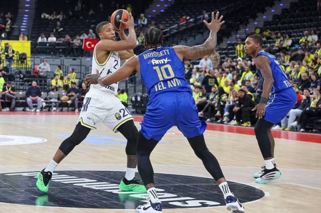 Devon Hall Fenerbahce Beko Istanbul, 20 with ball with OShae J Brissett Maccabi Rapyd Tel Aviv, 10 , GER, Fenerbahce Beko Istanbul vs Maccabi Rapyd Tel Aviv, Basketball, Euroleague, Matchday 10, 2025 2026 season, 11 11 2025, GER, Fenerbahce Beko Istanbul vs Maccabi Rapyd Tel Aviv, Basketball, Euroleague, Matchday 10, 2025 2026 season, 11 11 2025 Munich Copyright: xEibner-Pressefoto JennixMaulx EP_JML