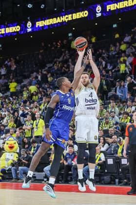 Nicolo Melli Fenerbahce Beko Istanbul, 04 with Lonnie Walker Maccabi Rapyd Tel Aviv, 08 , GER, Fenerbahce Beko Istanbul vs Maccabi Rapyd Tel Aviv, Basketball, Euroleague, Matchday 10, 2025 2026 season, 11 11 2025, GER, Fenerbahce Beko Istanbul vs Maccabi Rapyd Tel Aviv, Basketball, Euroleague, Matchday 10, 2025 2026 season, 11 11 2025 Muenchen Copyright: xEibner-Pressefoto JennixMaulx EP_JML