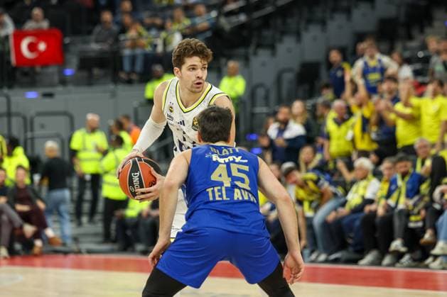 Tarik Biberovic Fenerbahce Beko Istanbul, 13 with ball with Tamir Blatt Maccabi Rapyd Tel Aviv, 45 , GER, Fenerbahce Beko Istanbul vs Maccabi Rapyd Tel Aviv, Basketball, Euroleague, Matchday 10, 2025 2026 season, 11 11 2025, GER, Fenerbahce Beko Istanbul vs Maccabi Rapyd Tel Aviv, Basketball, Euroleague, Matchday 10, 2025 2026 season, 11 11 2025 Muenchen Copyright: xEibner-Pressefoto JennixMaulx EP_JML