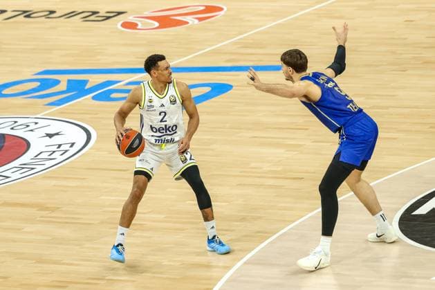 Wade Baldwin Fenerbahce Beko Istanbul, 02 with ball with Roman Sorkin Maccabi Rapyd Tel Aviv, 09 , GER, Fenerbahce Beko Istanbul vs Maccabi Rapyd Tel Aviv, Basketball, Euroleague, Matchday 10, 2025 2026 season, 11 11 2025, GER, Fenerbahce Beko Istanbul vs Maccabi Rapyd Tel Aviv, Basketball, Euroleague, Matchday 10, 2025 2026 season, 11 11 2025 Munich Copyright: xEibner-Pressefoto JennixMaulx EP_JML