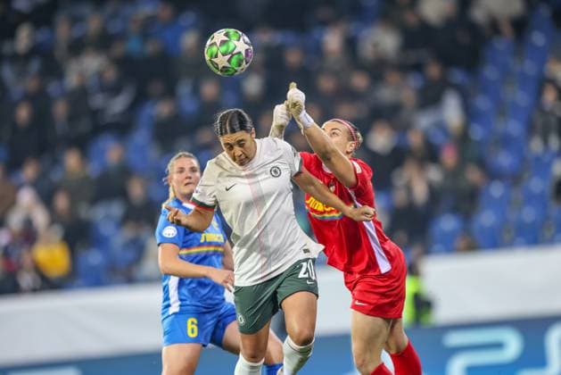 AUT, Munich, SKN St Pölten vs Chelsea London, Women s Champions League, UEFA, Season 2526, NV Arena, 3 Matchday in picture f l n r Sam Kerr Chelsea London 20 , Carina Schlüter St Pölten 33 DFB DFL REGULATIONS PROHIBIT ANY USE OF PHOTOGRAPHS AS IMAGE SEQUENCES AND OR QUASI VIDEO, 11 11 2025, Copyright: HMBxMedia HendrikxHamelau