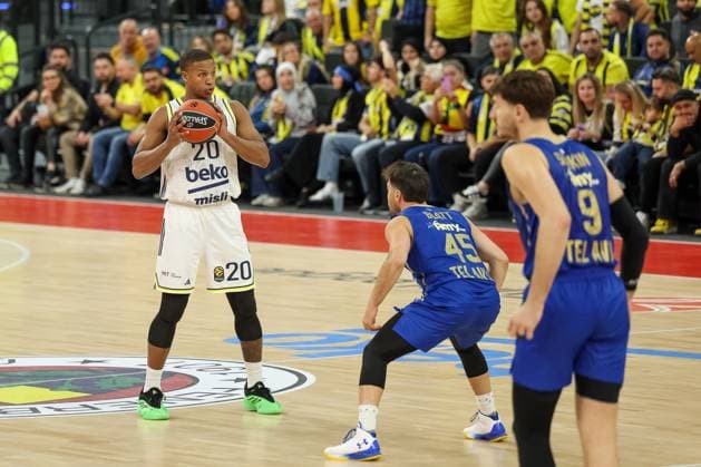 Devon Hall Fenerbahce Beko Istanbul, 20 with ball with Tamir Blatt Maccabi Rapyd Tel Aviv, 45 and Roman Sorkin Maccabi Rapyd Tel Aviv, 09 , GER, Fenerbahce Beko Istanbul vs Maccabi Rapyd Tel Aviv, Basketball, Euroleague, Matchday 10, Season 2025 2026, 11 11 2025, GER, Fenerbahce Beko Istanbul vs Maccabi Rapyd Tel Aviv, Basketball, Euroleague, Matchday 10, Season 2025 2026, 11 11 2025 Muenchen Copyright: xEibner-Pressefoto JennixMaulx EP_JML