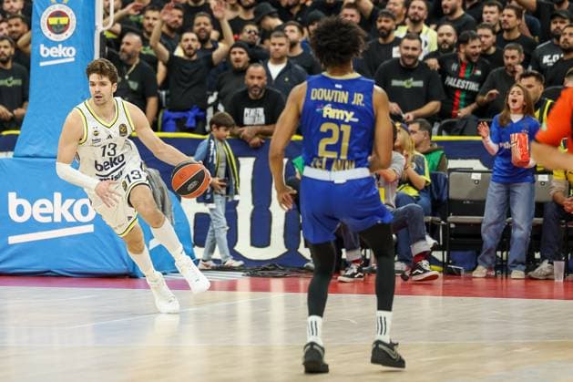 Tarik Biberovic Fenerbahce Beko Istanbul, 13 with ball with Jeffrey Dowtin Maccabi Rapyd Tel Aviv, 21 , GER, Fenerbahce Beko Istanbul vs Maccabi Rapyd Tel Aviv, Basketball, Euroleague, Matchday 10, 2025 2026 season, 11 11 2025, GER, Fenerbahce Beko Istanbul vs Maccabi Rapyd Tel Aviv, Basketball, Euroleague, Matchday 10, 2025 2026 season, 11 11 2025 Munich Copyright: xEibner-Pressefoto JennixMaulx EP_JML